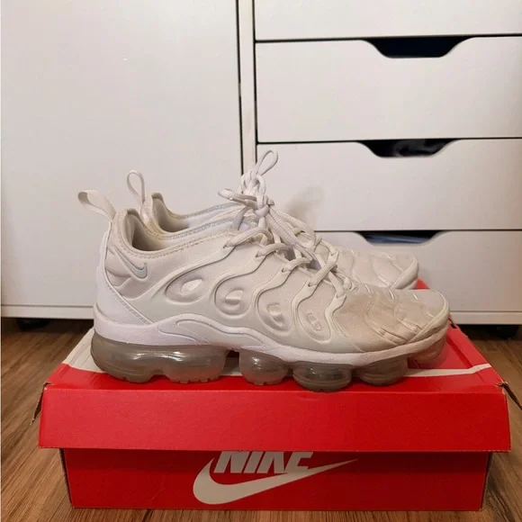 Nike Men’s White VaporMax Plus Lightweight Sneakers Sz 9 - Picture 2 of 10